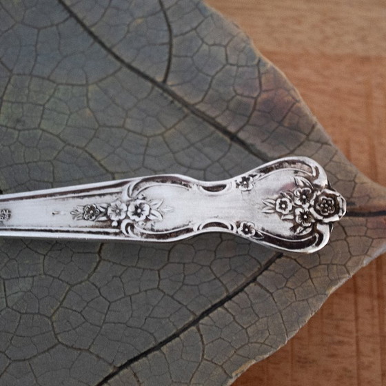 Image 1 of Servidor de pasteles antiguo de 1951, chapado en plata, diseño Magnolia de Wm Rogers Mfg.