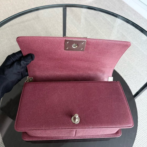 Image 1 of Chanel Boy Medium - Caviar 25CM Chevron Rood Goudkleurige Hardware Serie 28