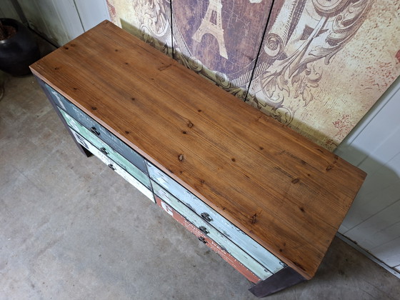 Image 1 of Cassettiera, comò e mobile TV in legno colorato, dall'aspetto industriale. Dimensioni: 121x40 cm e 64 cm di altezza.