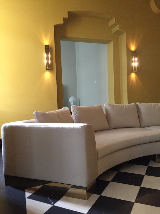 Image 1 of ANA ROQUE „Pierre“ Geschwungenes Sofa – Beigefarbener Samt & Goldfarbenes Metallgestell – 375 cm