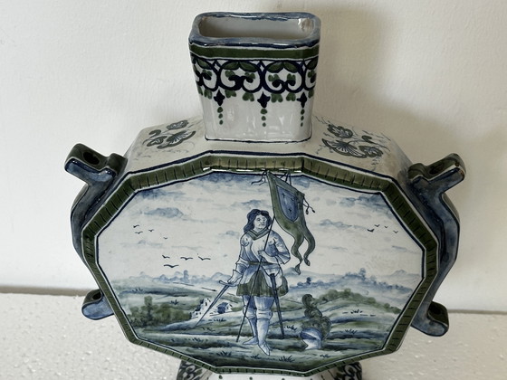 Image 1 of Vaso ottagonale, fine XIX secolo, in stile Delft - marchio non identificato