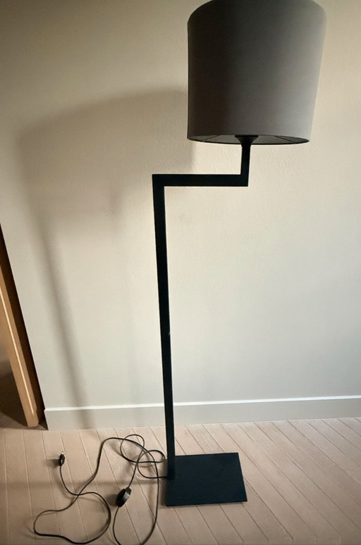 1x, zwart metalen vloerlamp, met lichtgrijze kap