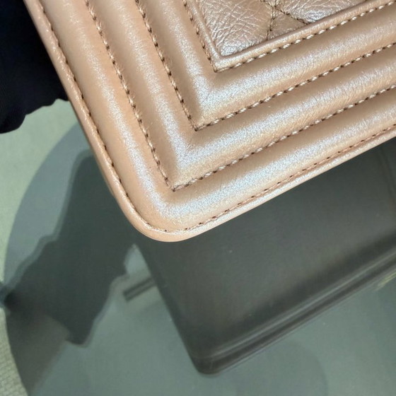 Image 1 of Chanel Boy Medium - 25 cm, cuir de veau matelassé, finitions dorées, collection 20