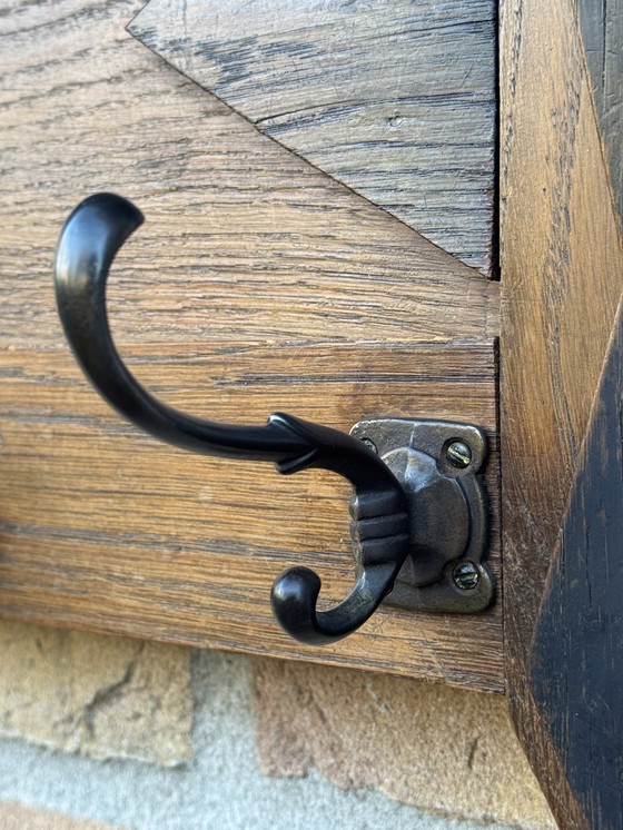 Image 1 of Porte-manteau de l'école d'Amsterdam | vers 1920 | Chêne massif | Une pièce qui attire tous les regards