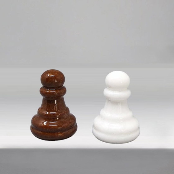 Image 1 of Magnifique jeu d'échecs marron et blanc des années 1970 en albâtre de Volterra, fait main. Fabriqué en Italie.