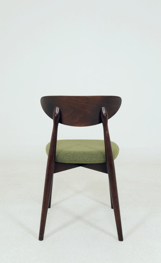 Image 1 of Moderne set van 4 eetkamerstoelen, avocadogroene stof en donker walnootkleurig beukenhout