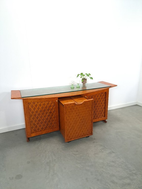 Image 1 of Bar dressoir met uitschuifbare bar en glazen blad
