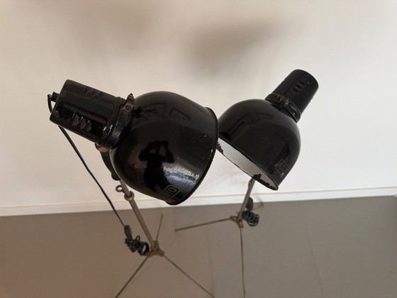 Image 1 of 2 vintage geëmailleerde lampen op statief