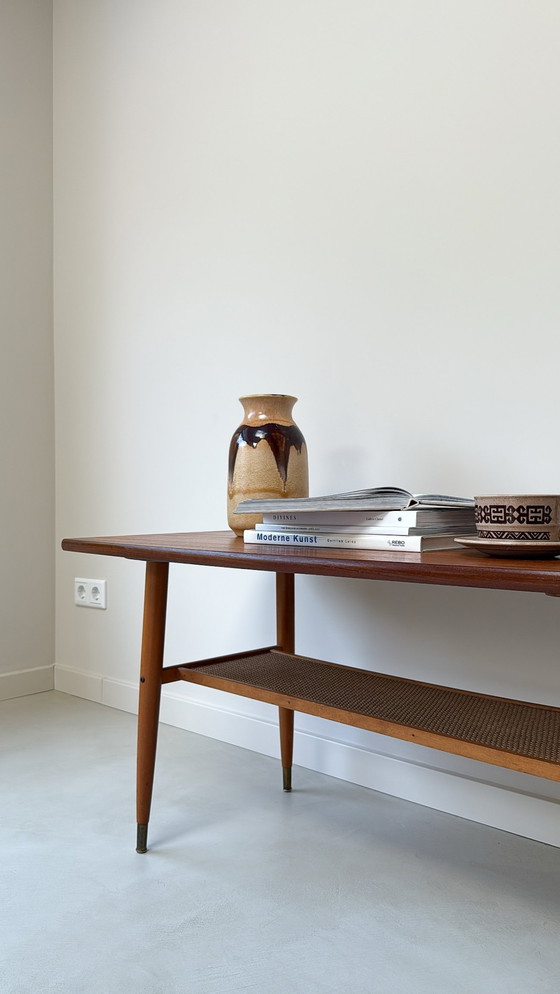 Image 1 of Table basse vintage en bois de forme « ovale » avec étagère inférieure