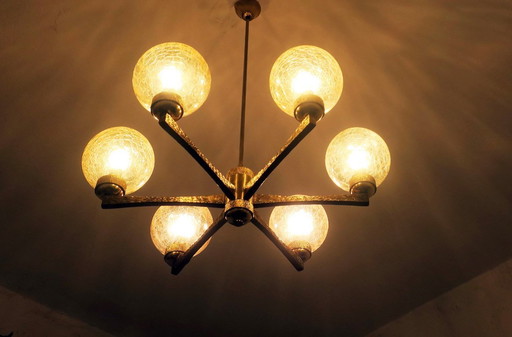 Lustre en laiton doré finement ouvragé d'Angelo Brotto, à 6 globes, Italie, années 1960