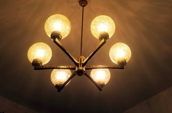 Image 1 of Lustre en laiton doré finement ouvragé d'Angelo Brotto, à 6 globes, Italie, années 1960