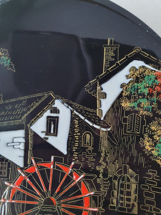 Image 1 of Plato negro Longwy con decoración de molino de agua