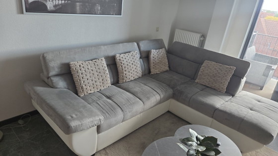Image 1 of Sofá esquinero moderno blanco/gris con aspecto de piel y tela.