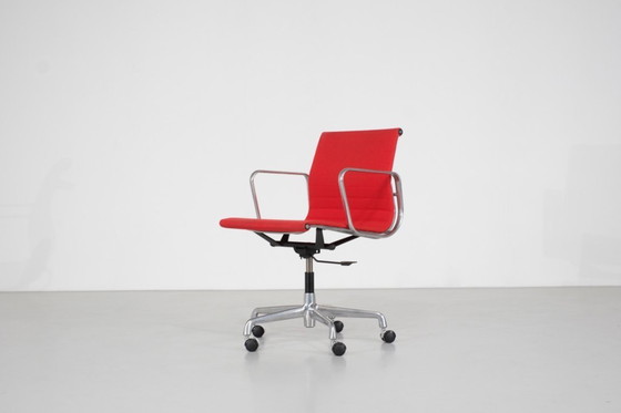 Image 1 of Sillón "EA 117" Charles Ray Eames para ICF, Estados Unidos 1969.