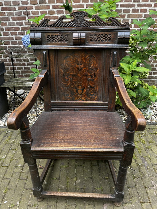 Fauteuil ancien en chêne avec sculptures
