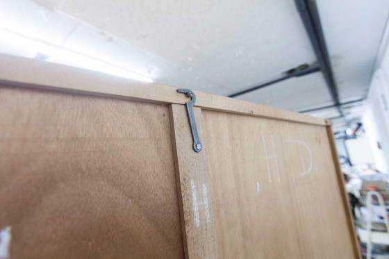 Image 1 of Kledingkast uit de jaren 50 met kompasvormige poten, schuifdeuren en een nieuw bovenblad.