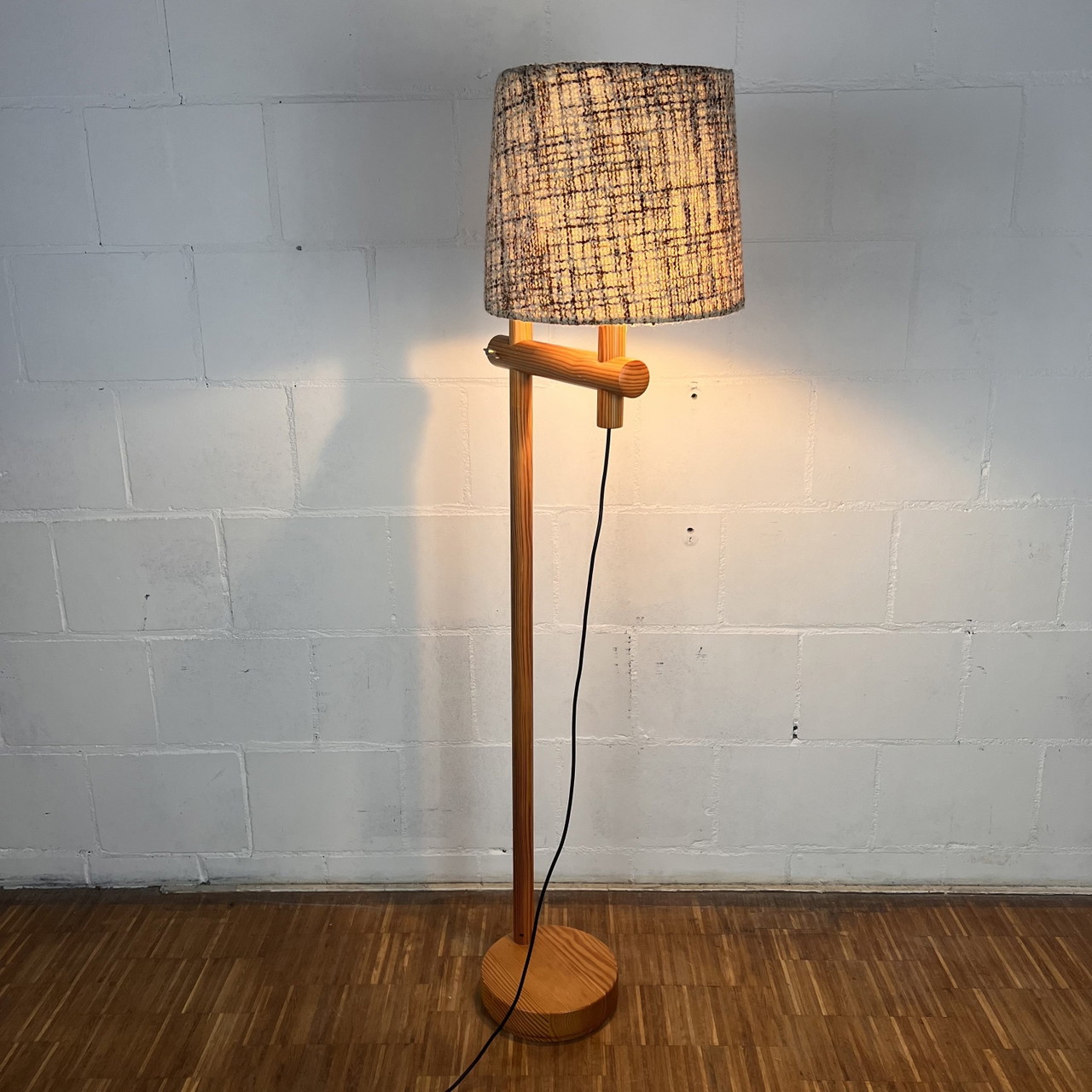 Lampada da terra vintage in legno di pino, anni '60