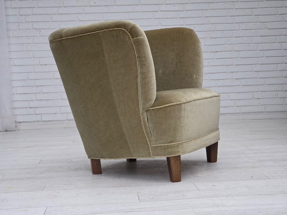 Image 1 of Dänischer Sessel aus den 1970er Jahren, originaler grüner Möbelveloursbezug, Eichenholz.