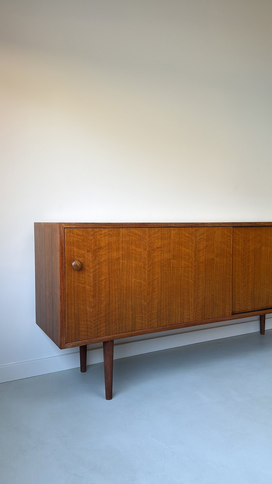 Image 1 of Buffet vintage en bois avec portes coulissantes