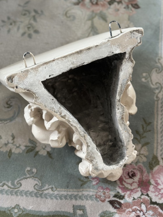 Image 1 of Skulpturale Wandkonsole aus Gips – Klassisches Blumendesign