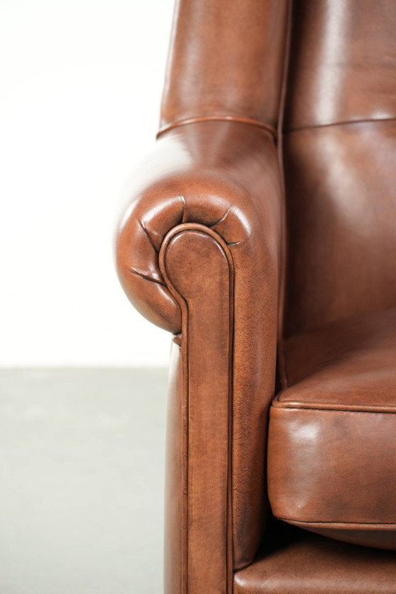 Image 1 of Sillón orejero grande de piel de oveja de estilo inglés clásico, en perfecto estado.