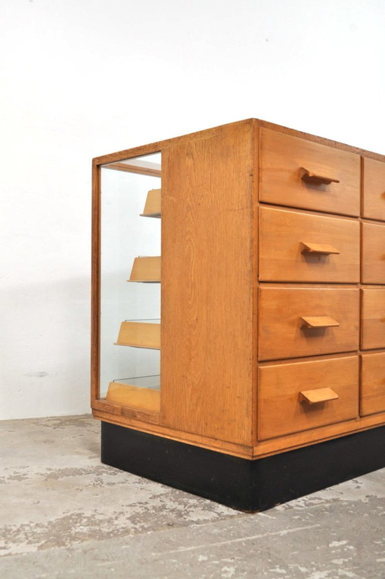 Image 1 of Vintage Winkelvitrine / toonbank in eik en beuken, 1930s