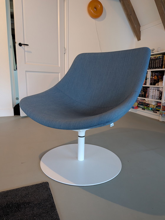 Image 1 of Lapalma Auki lounge chair with disc base