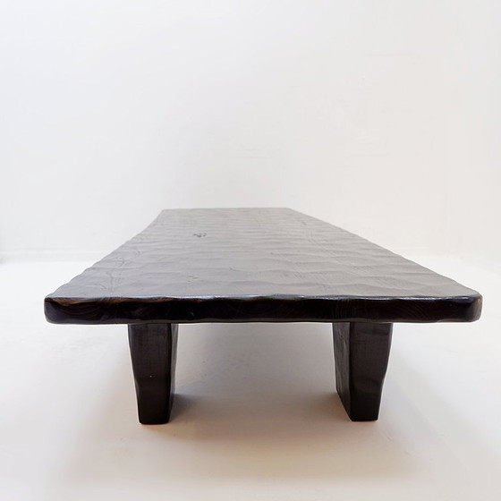 Image 1 of Großer Couchtisch aus schwarzem, gehämmertem Holz