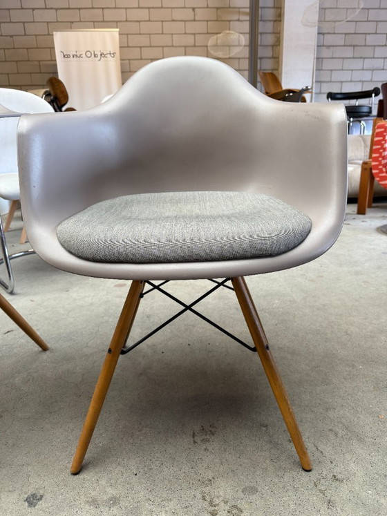 Poltrona Vitra Eames DAW, Charles e Ray Eames (disponibilità: 2) – Poltrone, Metallo, Plastica (photo 7 of 11)