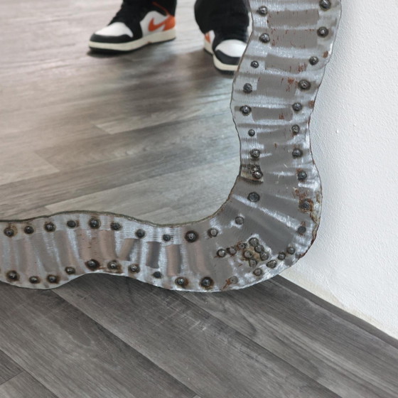 Image 1 of Specchio Da Parete Brutalist Borchiato In Metallo Anni 60 Design Modernariato