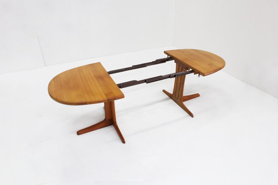 Image 1 of Table de salle à manger ovale extensible vintage danoise en teck massif