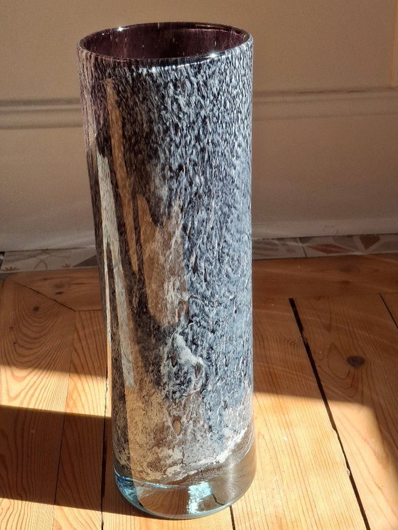 Image 1 of Grote rolvaas van geblazen glas met gespikkelde grijs/paarse camaieu-decoratie