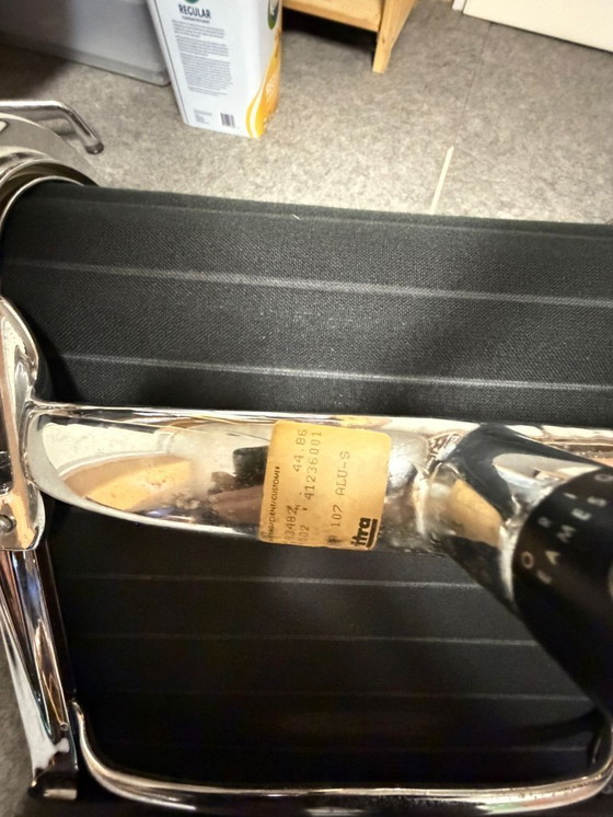 Image 1 of 3 sedie originali Vitra – Charles & Ray Eames “Aluminium Chair / EA (Alu Chair)” (versione da conferenza con braccioli)