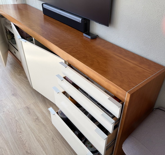 Pastoe L-series Sideboard cherry wood / cream white / aluminum handles – Aluminium (photo 5 of 6)