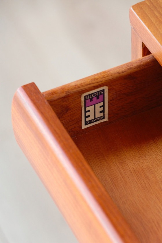 Image 1 of Elliotts of Newbury Low Dressoir: een icoon van mid-century design in teakhout
