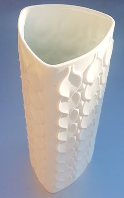 Vaso triangolare bianco a forma di biscotto con decoro a cuore di Kaiser, anni '70