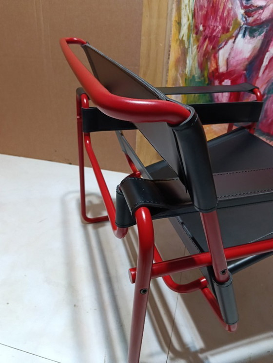 Image 1 of Bolso Knoll Wassily B3 rojo mate, nuevo-usado, en piel negra, de Marcel Breuer.