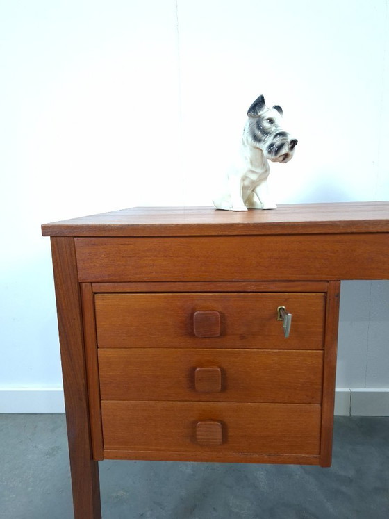 Image 1 of Teak vrijstaand bureau met lade uit Denemarken