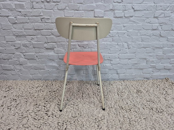 Image 1 of Sillas industriales de madera en tonos salmón-melocotón y gris suave, juego de dos – Países Bajos, década de 1950