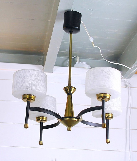 Image 1 of Maison Arlus, kroonluchter uit het midden van de vorige eeuw, messing en opaal, Frankrijk 1950