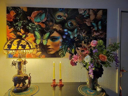 Glasmalerei einer Frau mit Blumen, Schmetterlingen und Pfauenfedern