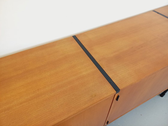 Image 1 of Groot laag vintage modernistisch ARP Minvielle dressoir van Guariche Mortier Motte in essenhout en zwart metaal uit de jaren 60