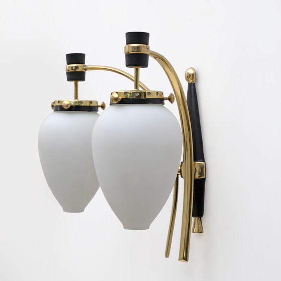 Image 1 of Stilnovo, coppia di scensori in ottone e vetro opalino della modernità italiana del Medioevo, anni '50