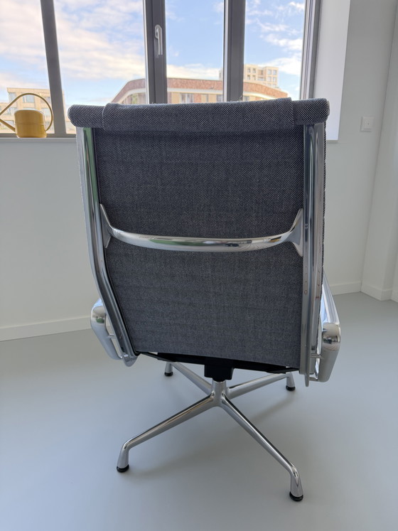 Image 1 of Vitra Eames EA 124 Aluminium Chair