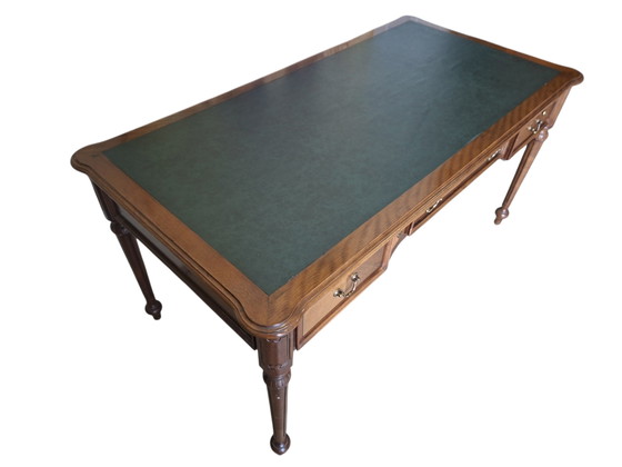 Bureau anglais classique avec incrustations de cuir, bel aspect vieilli, dimensions 155x80cm et 77cm de (photo 3 of 5)