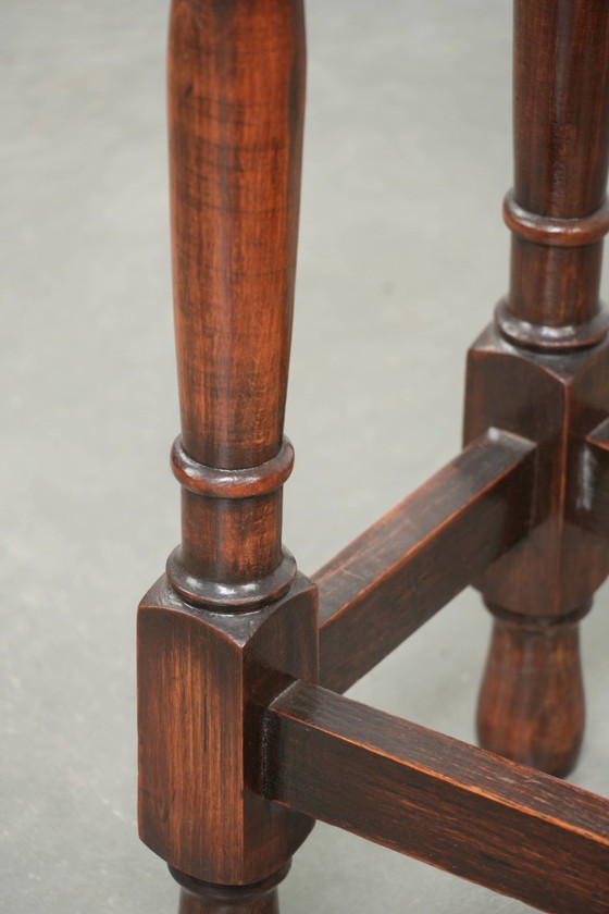 Image 1 of Antique oval English oak side table from the early 20th century with beautiful colors