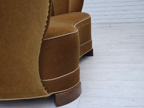 Image 1 of Deense "Banan" tweezitsbank uit de jaren 60, origineel olijfgroen meubelvelours.