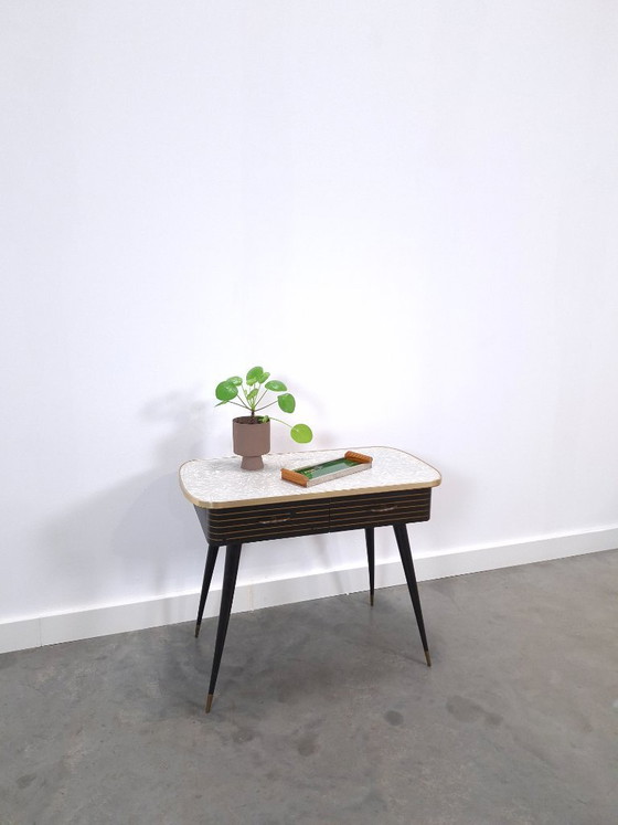 Mobile anni '50 con gambe inclinate, piano in laminato, cassetti e dettagli dorati. – Cassettiere, Wood (photo 20 of 20)