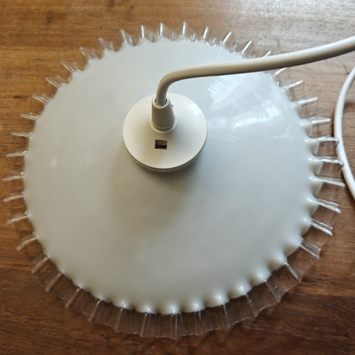 Lámpara colgante vintage de cristal opalino con borde ondulado, estilo italiano de los años 70.