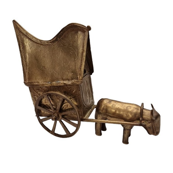 Image 1 of Toro de bronce antiguo con carro